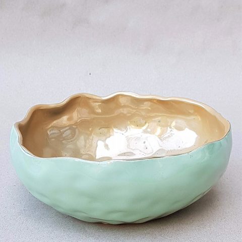 Keramikas trauks, maigi zaļā tonī ar zeltītu trauka iekšpusi